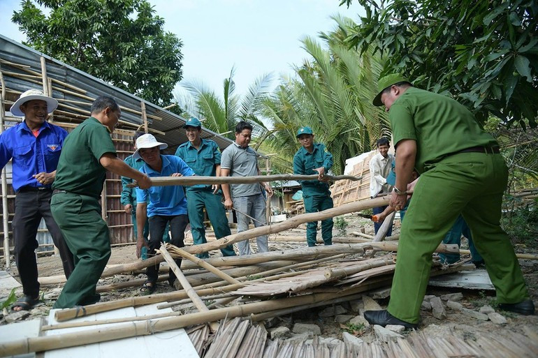 The armed forces of the former Kien Giang Province take part in building houses for poor people. 7.jpg