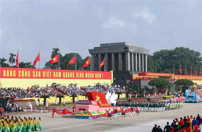 The overseas Vietnamese delegation marches past the grandstand. (Photo: VNA) The overseas Vietnamese delegation marches past the grandstand. (Photo: VNA)