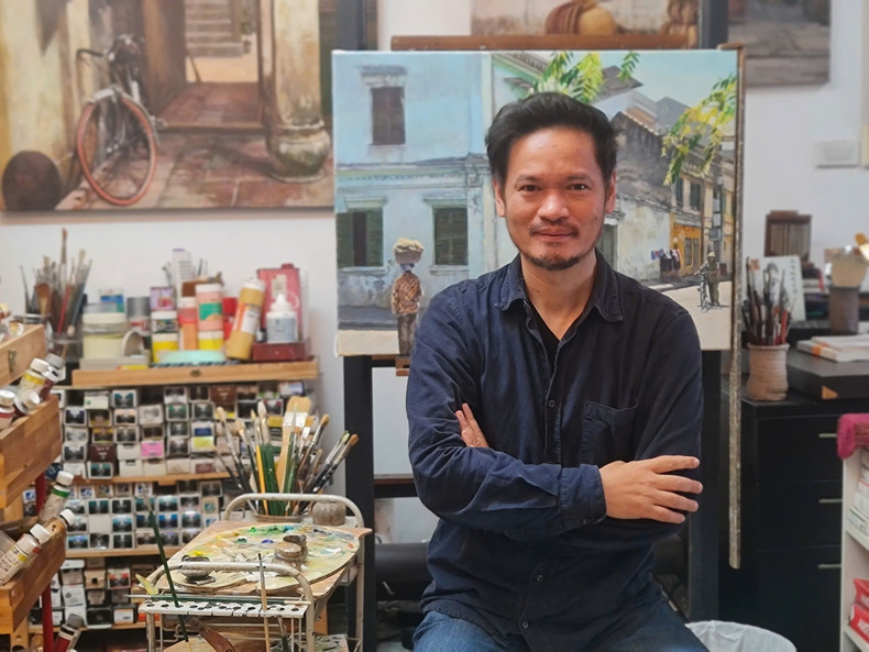 Artist Pham Binh Chuong, judge of the “The Vivid Legacy of Viet Nam” painting contest. giam-khao-pham-binh-chuong.jpg