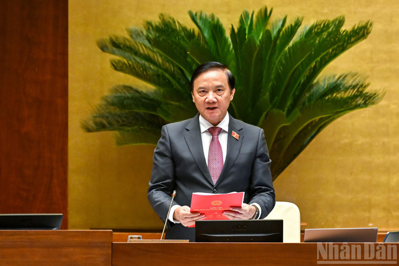 National Assembly Vice Chairman Nguyen Khac Dinh presides over the opening session. 9-3561.jpg
