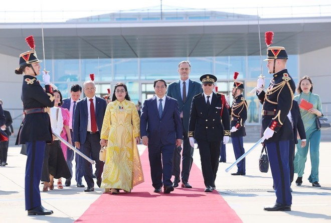 PM Chinh, his spouse and the high-ranking Vietnamese delegation then leave for an official visit to Sweden from June 11 to 14. (Photo: VNA) PM Chinh, his spouse and the high-ranking Vietnamese delegation then leave for an official visit to Sweden from June 11 to 14. (Photo: VNA)