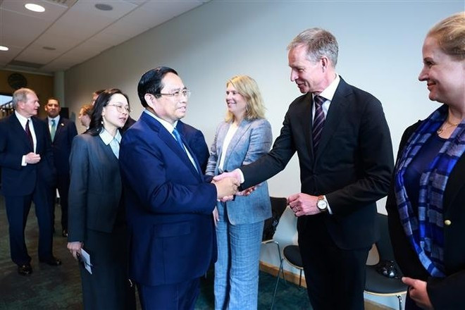 Prime Minister Pham Minh Chinh meets with representatives from major Swedish corporations. Photo: VNA Prime Minister Pham Minh Chinh meets with representatives from major Swedish corporations. Photo: VNA