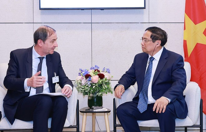 PM Pham Minh Chinh (R) meets with Bernard Fontana, Chairman and CEO of EDF (Photo: VNA) PM Pham Minh Chinh (R) meets with Bernard Fontana, Chairman and CEO of EDF (Photo: VNA)