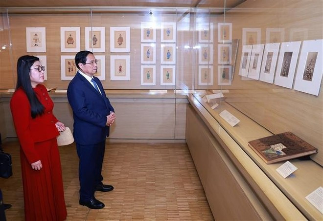 The PM spends considerable time viewing artefacts from Viet Nam as well as exhibits reflecting historical ties between Viet Nam and France at the museum. (Photo: VNA) The PM spends considerable time viewing artefacts from Viet Nam as well as exhibits reflecting historical ties between Viet Nam and France at the museum. (Photo: VNA)