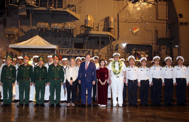 At the welcome ceremony for US officers and sailors (Photo: VNA)