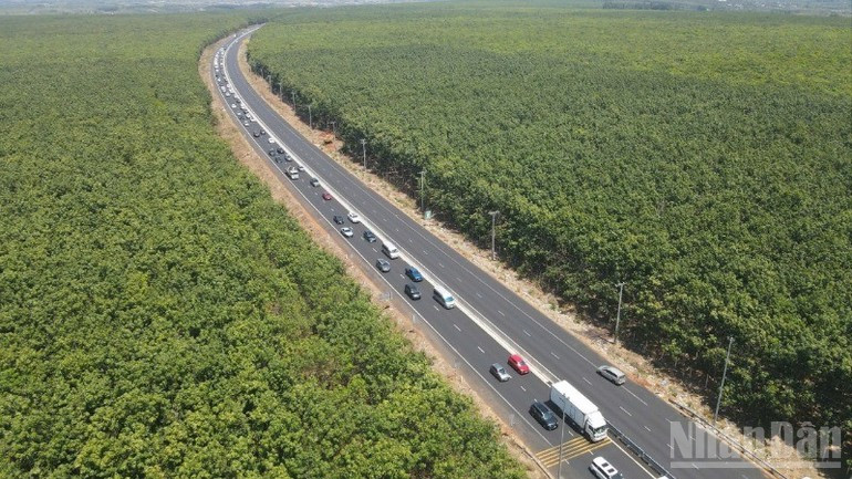 A section of the Phan Thiet-Dau Giay Expressway in Dong Nai. z6740270805624-dc128b3c27c478811b56053650256572-resize-9772.jpg