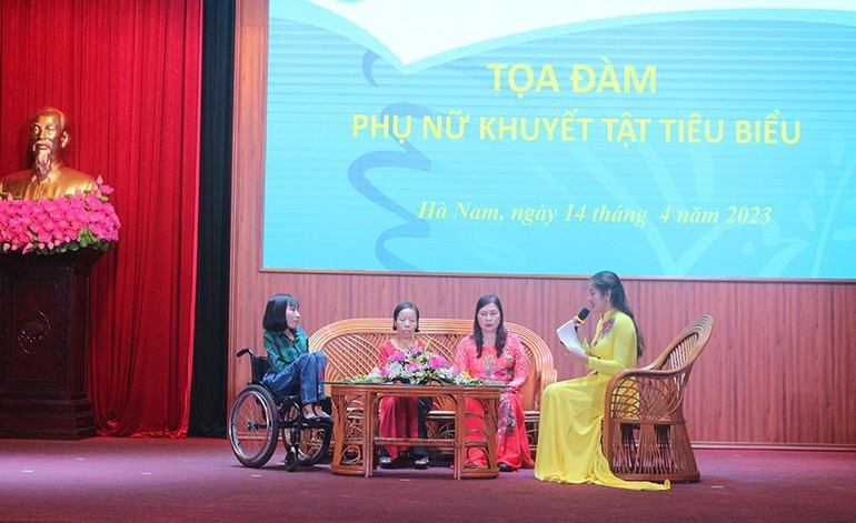 Nga speaks at a life-skills seminar for disabled women organised by the Ha Nam Women’s Union. 3a.jpg