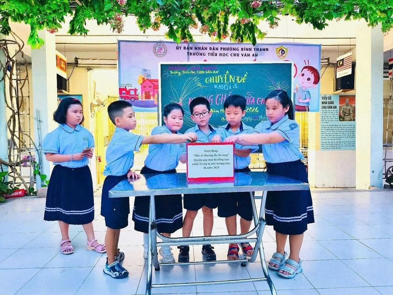 Pupils of Chu Van An Primary School make donations to people affected by natural disasters. 565706612-1236319338524874-5383472657459404285-n.jpg