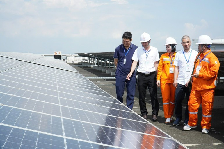 The rooftop solar system at Crystal Martin Co., Ltd. (Photo: Le Chi) z6752998169448-e5c2792231f8bc8e028595ee2200f2cb.jpg