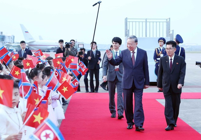 Children of the DPRK wave flags to welcome Party General Secretary To Lam at Pyongyang International Airport. (Photo: VNA) Children of the DPRK wave flags to welcome Party General Secretary To Lam at Pyongyang International Airport. (Photo: VNA)