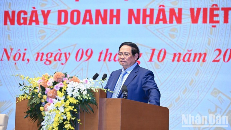 Prime Minister Pham Minh Chinh speaks at the meeting with business representatives on the occasion of Vietnamese Entrepreneurs Day (Photo: Tran Hai) ndo-br-b6-4648-4316.jpg