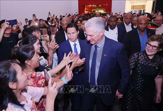 First Secretary of the Communist Party of Cuba Central Committee and President of Cuba Miguel Díaz-Canel Bermúdez meets local people at the museum. (Photo: VNA) First Secretary of the Communist Party of Cuba Central Committee and President of Cuba Miguel Díaz-Canel Bermúdez meets local people at the museum. (Photo: VNA)