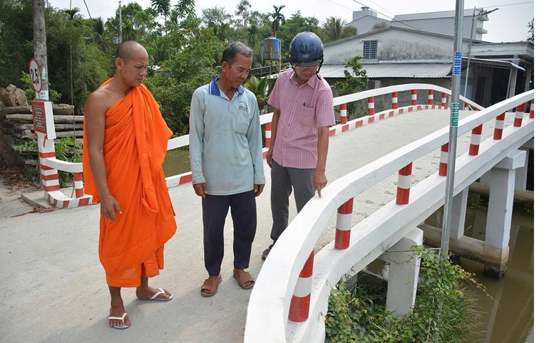 An Tru Bridge in Go Quao Commune was designed and built by Danh Hung (middle). 4.jpg
