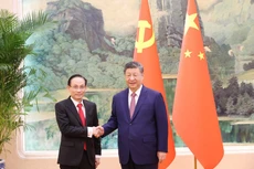 Le Hoai Trung (L), Politburo member, Minister of Foreign Affairs and Special Envoy of General Secretary of the Communist Party of Viet Nam (CPV) Central Committee To Lam pays a courtesy call on General Secretary of the Communist Party of China Central Committee and President of China Xi Jinping in Beijing on February 4 (Source: MoFA)