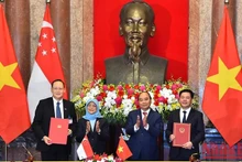 President Nguyen Xuan Phuc and his Singaporean counterpart Halimah Yacob witnessed the signing of a Memorandum of Understanding on energy cooperation between the two Ministries of Industry and Trade.