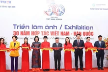 The ribbon cutting ceremony for the exhibition. (Photo: NDO)