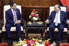 President Nguyen Xuan Phuc (R) receives UAE Ambassador to Vietnam Obaid Saeed Al Dhaheri. (Photo: VNA)