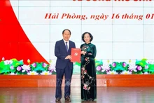 Politburo member Truong Thi Mai presents decision to Le Tien Chau (Photo: VNA) 