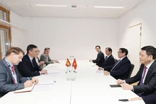 PM Pham Minh Chinh (second, right) at the meeting with his Spanish counterpart Pedro Sánchez Pérez-Castejón (second, left). (Photo: VNA)