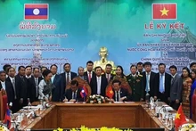 Kon Tum and Sekong provinces sign the MoU. (Photo: NDO)