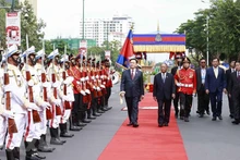 National Assembly Chairman Vuong Dinh Hue and President of the National Assembly of Cambodia Samdech Heng Samrin review a guard of honour. (Photo: VNA)