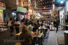 The Dao Ngoc Ngu Xa night food street area attracts a large number of visitors on the opening day. (Photo: vietnamplus)