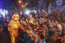 Children enjoy Mid-Autumn Festival in Hanoi's Old Quarter. (Photo: NDO)