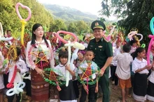 Children receive Mid-Autumn gifts. (Photo: NDO)