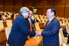 NA Chairman Vuong Dinh Hue and the delegates at the meeting. (Photo: NDO)