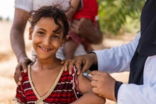 Children receive vaccinations during a community immunization campaign for children in Aden Governorate, Yemen, in June 2022. (Photo: UNICEF)