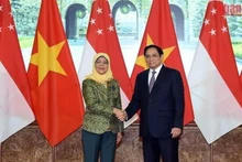 PM Pham Minh Chinh (right) receives Singaporean President Halimah Yacob. (Photo: NDO)