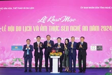 The delegates press a button to open the 2024 Lotus Tourism and Culinary Festival.