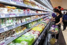 Consumers shop at a supermarket. (Photo: VNA) 