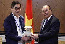 President Nguyen Xuan Phuc (right) KADIN Chairman Arsjad Rasjid. (Photo: VNA)