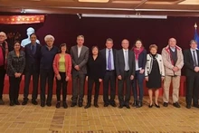 Ambassador Dinh Toan Thang (sixth from right) and representatives of the France - Vietnam Friendship Association pose for a photo at the meeting. (Photo: VNA)