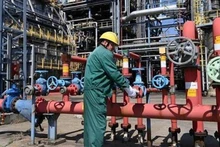 Workers adjust the water system of the Duna oil refinery in the town of Szazhalombatta (Hungary). (Photo: AFP/VNA)