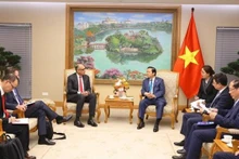 Deputy Prime Minister Tran Hong Ha (right) on February 15 receives Surendra Rosha, Co-Chief Executive of HSBC Asia-Pacific. (Photo: VNA) 
