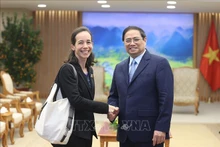 Prime Minister Pham Minh Chinh receives Chief Programme Strategy Officer at the GAVI and former Managing Director of COVAX Facility, Aurélia Nguyen. (Photo: VNA)