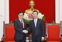 Politburo member Vo Van Thuong (right) receives Singaporean Deputy Prime Minister Heng Swee Keat. (Photo: VNA)