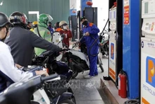 People queue up at a petrol station in Hanoi. (Photo:VNA)