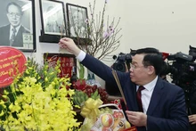 NA Chairman Vuong Dinh Hue pays tribute to late NA leader Le Quang Dao. (Photo: VNA)