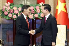 President Vo Van Thuong (R) and President of the LFNC Central Committee Sinlavong Khoutphaythoune. (Photo: VNA)
