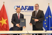 General Director of the General Department of Vietnam Customs Nguyen Van Can and Director-General of the European Anti-Fraud Office (OLAF) Ville Itälä. (Photo: NDO)