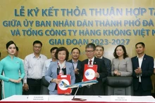 Deputy General Director of Vietnam Airlines Trinh Ngoc Thanh (front right) and Deputy Chairwoman of the Da Nang People's Committee Ngo Thi Kim Yen sign the cooperation agreement for 2023-27. (Photo: VNA) 