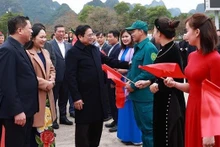 Prime Minister Pham Minh Chinh meets with workers, trade union members and ethnic minority community in Ta Lung town of Quang Hoa district. (Photo: VNA) 