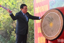 NA Chairman Vuong Dinh Hue beats the drum to launch the Tet tree planting festival. 
