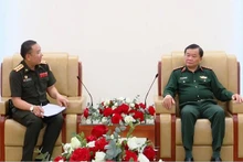  Deputy Minister of National Defence Sen. Lieut. Gen Hoang Xuan Chien receives Colonel Vongxay Inthakham, Defence Attaché of Laos to Vietnam. (Photo: dangcongsan.vn)