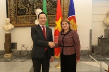Vietnamese Ambassador to Italy Duong Hai Hung (L) and Italian Undersecretary of State for Foreign Affairs and International Cooperation Maria Tripodi (Photo: VNA) 