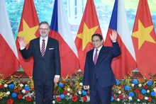 Prime Minister Pham Minh Chinh (right) and his Czech counterpart pose for a photo (Photo: NDO)