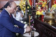 President Nguyen Xuan Phuc pays tribute to late Party General Secretary Le Hong Phong. (Photo: VNA)